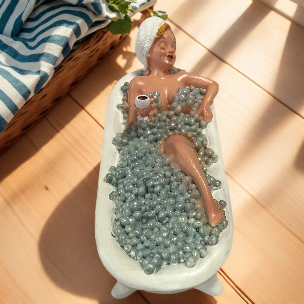 Retro vrouw in bubbelbad prachtig decoratief beeldje (17cm)