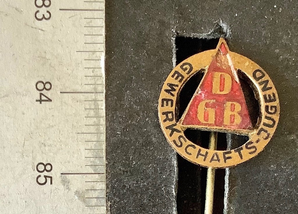 speld, DGB, Gewerkschafts Jugend, emaille licht beschadi (AW, Verzamelen, Ophalen of Verzenden, Gebruikt, Overige onderwerpen