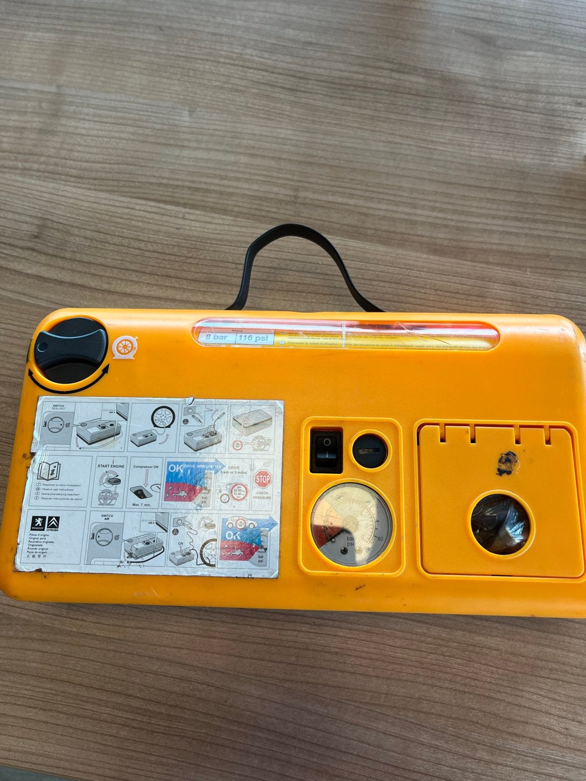 Compacte compressor voor banden - 8 bar, Doe-het-zelf en Verbouw, Compressors, Gebruikt, 6 tot 10 bar, Ophalen of Verzenden, Minder dan 200 liter/min