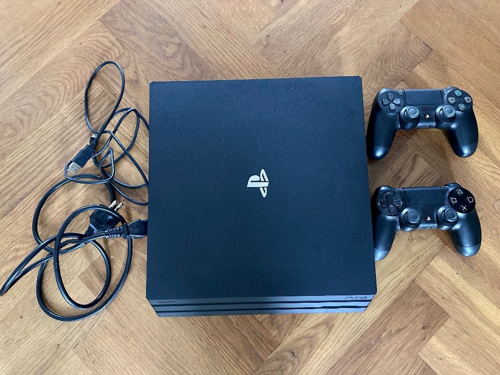PlayStation 4 Pro 1TB + 2 controllers + alle kabels
