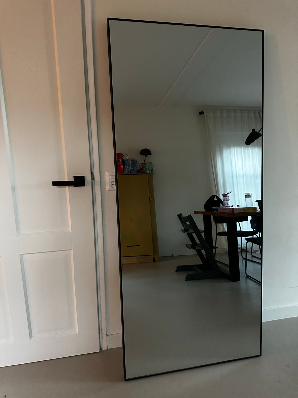 Grote spiegel met zwarte metalen rand - Zo goed als nieuw, Huis en Inrichting, Woonaccessoires | Spiegels, Ophalen, Zo goed als nieuw