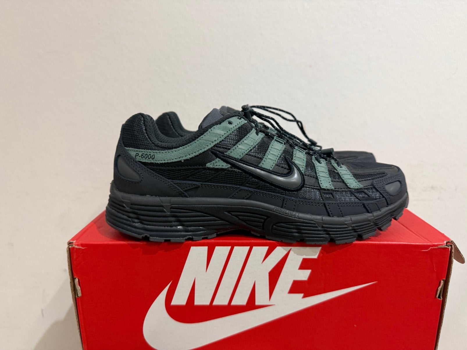 Te koop nieuwe Nike P6000 black green maat 43, Postlaan 3, Zwart, Nieuw, Ophalen of Verzenden