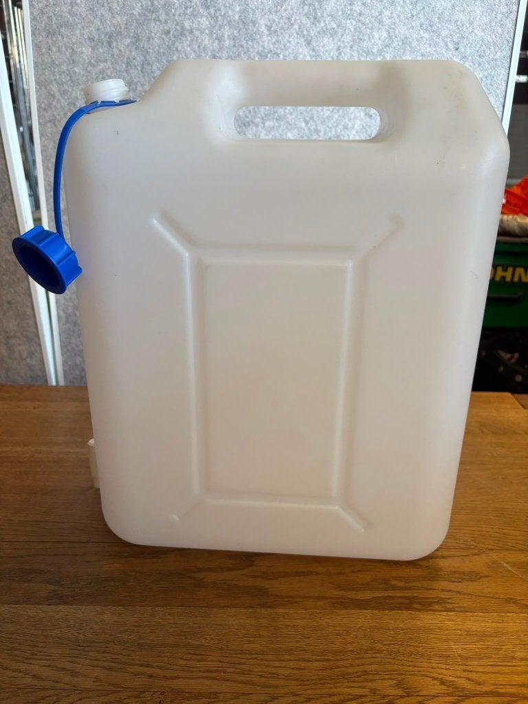 Partij 20L jerrycan met kraan voor drinkwater (prijs 30 st), Ophalen, Gebruikt, Jerrycanshop B.V., De Trompet 1735, 1967 DB Heemskerk