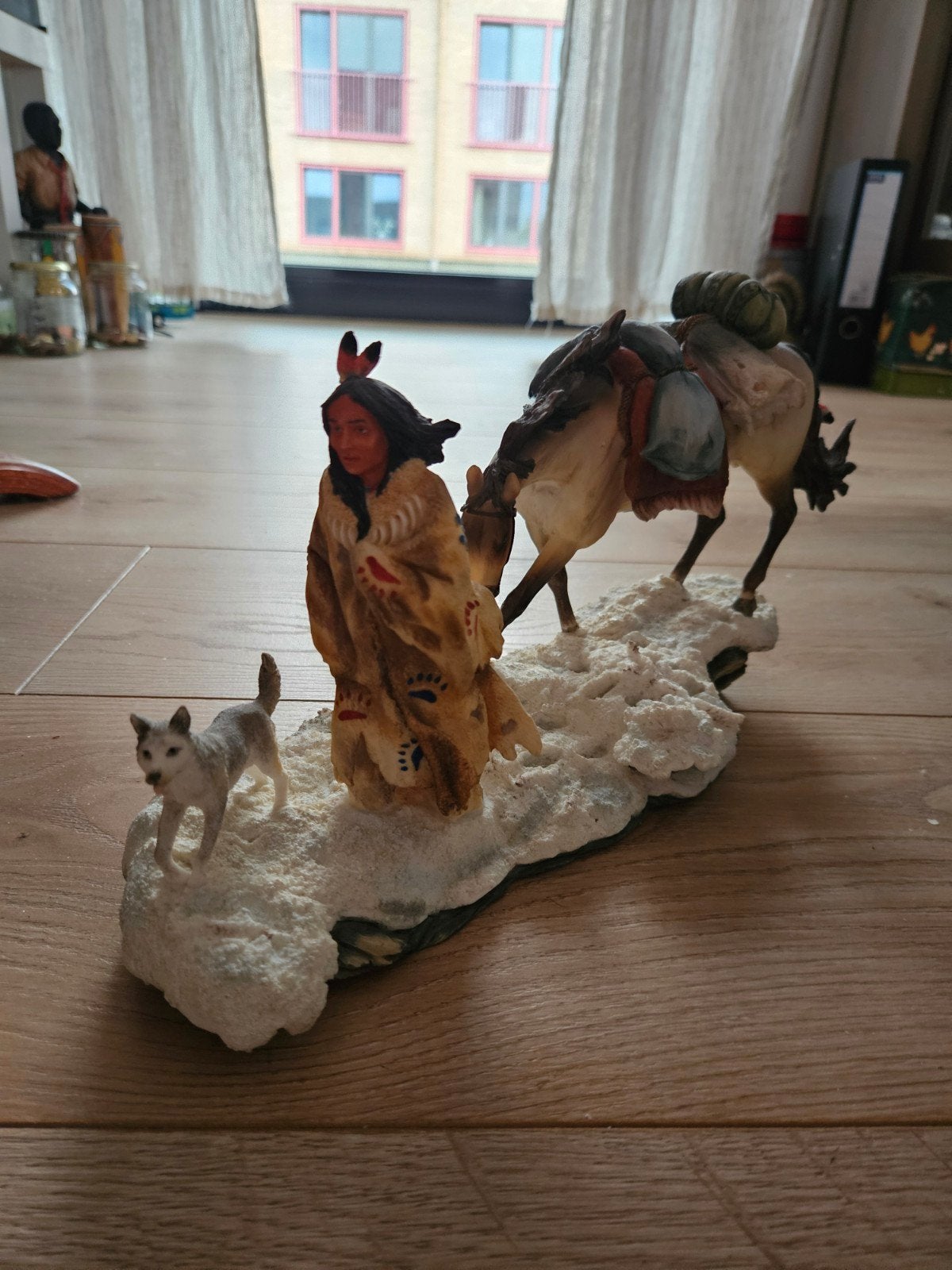 Decoratief beeld Native American met paard en wolf, Verzamelen, Ophalen of Verzenden, Gebruikt, Mens