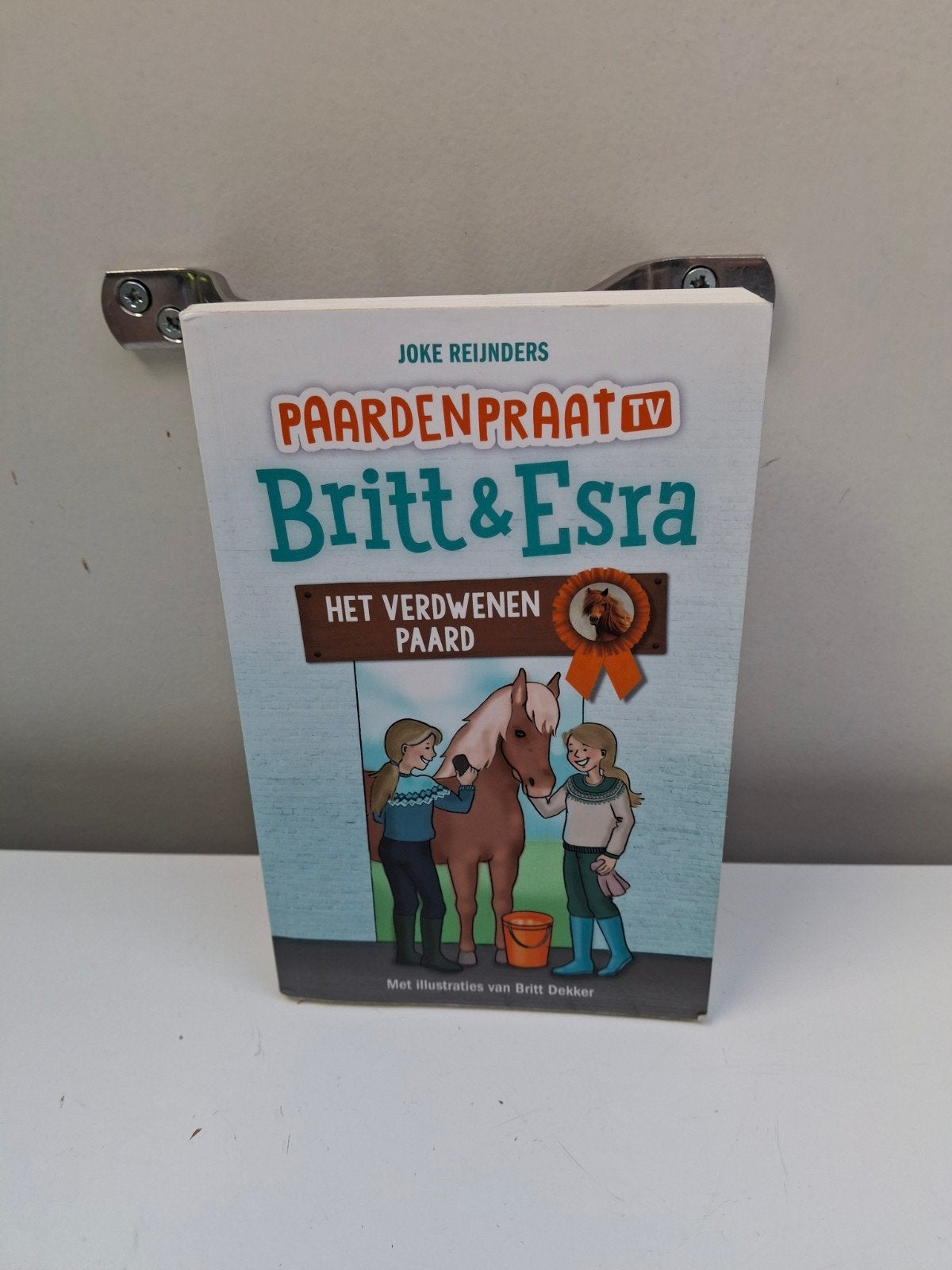 Britt & Esra: Het Verdwenen Paard - Paardenpraat TV, Boeken, Ophalen of Verzenden, Zo goed als nieuw, Joke Reijnders, Fictie algemeen