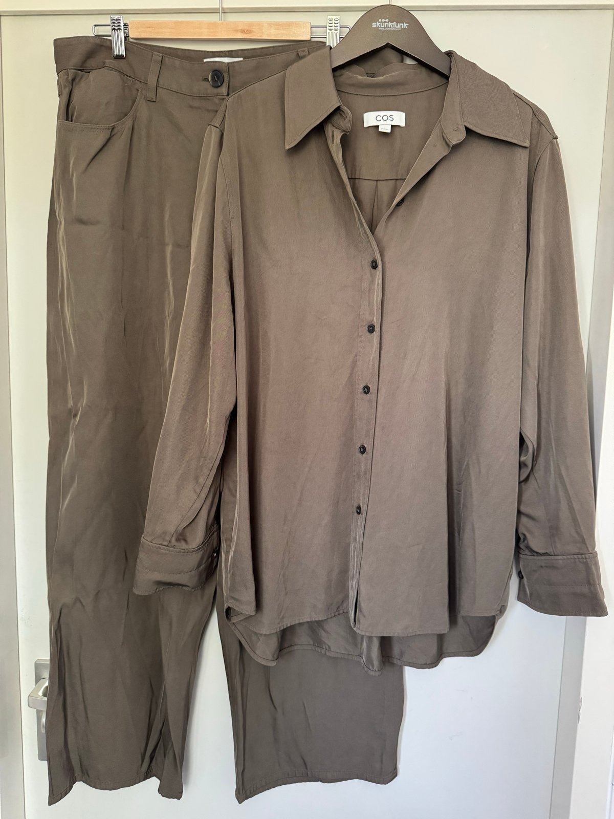 COS Kaki Broek en Blouse Set - Maat XL, Kostuum of Pak, Maat 42/44 (L), Ophalen of Verzenden, Zo goed als nieuw