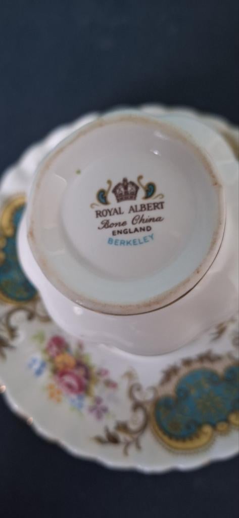 Royal Albert Berkeley, Verzamelen, Porselein, Kristal en Bestek, Ophalen, Zo goed als nieuw, Porselein, Kop en/of schotel