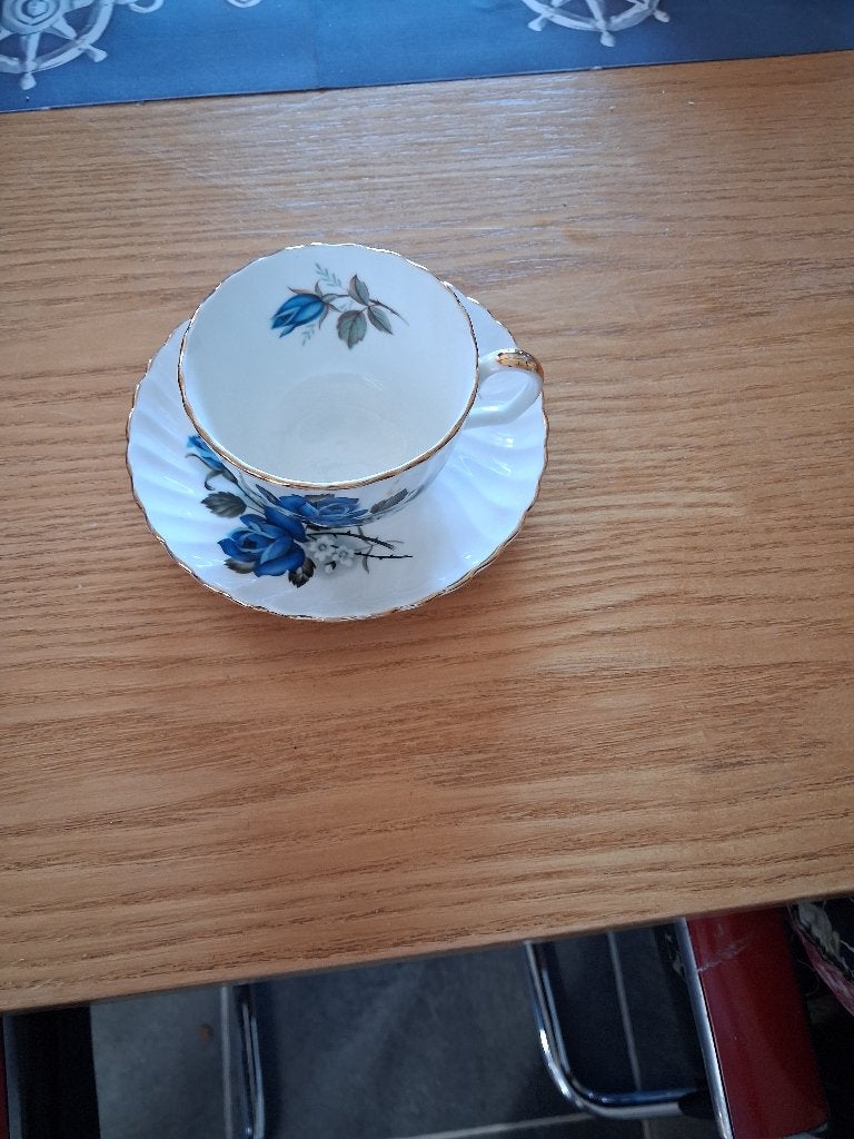 Royal Bone China kop en schotel met blauwe rozen, Ophalen, Overige merken, Klassiek, Zo goed als nieuw