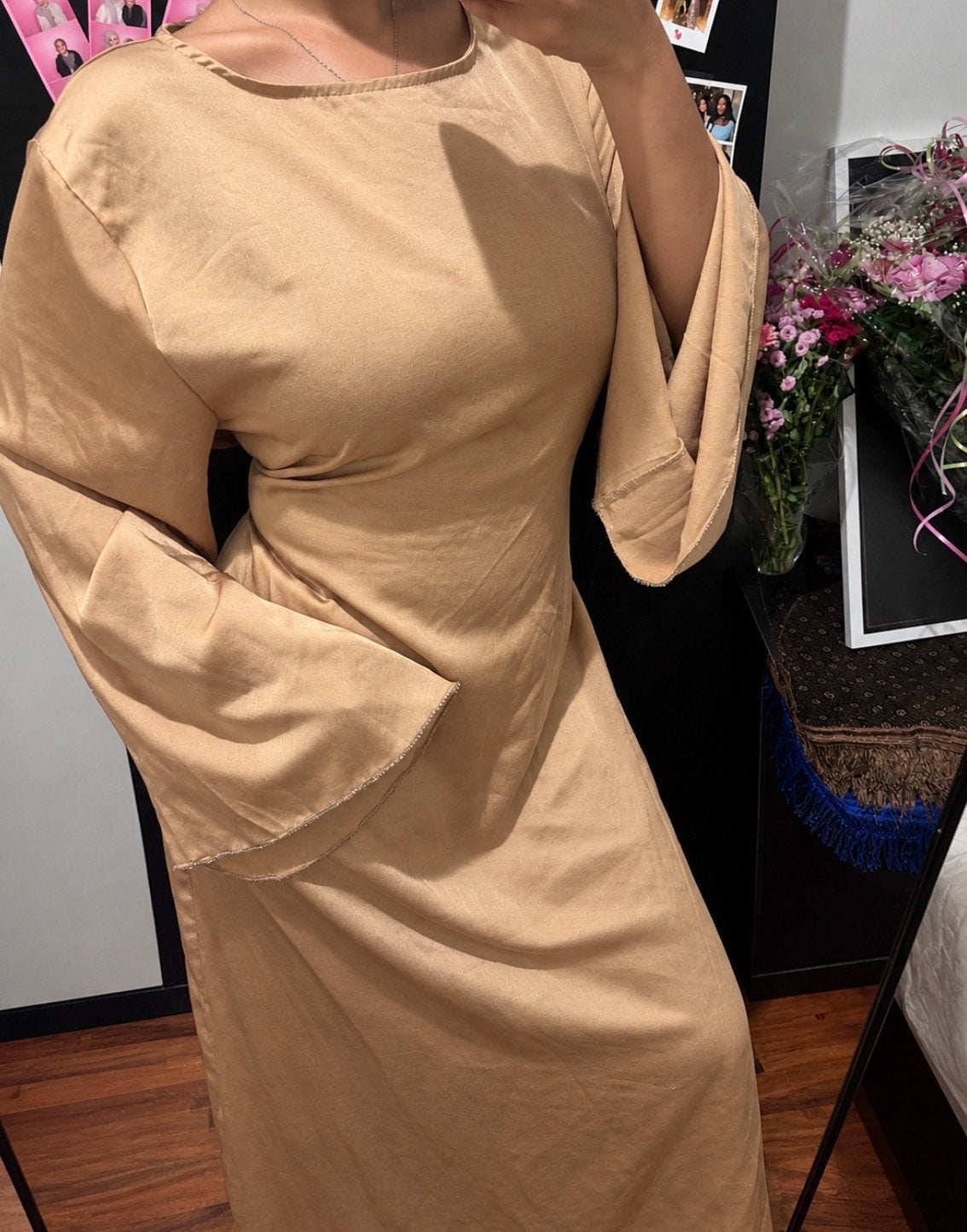 Elegante satijnen jurk met wijde mouwen - Beige, Maat 38/40 (M), Beige, Ophalen of Verzenden, Zo goed als nieuw