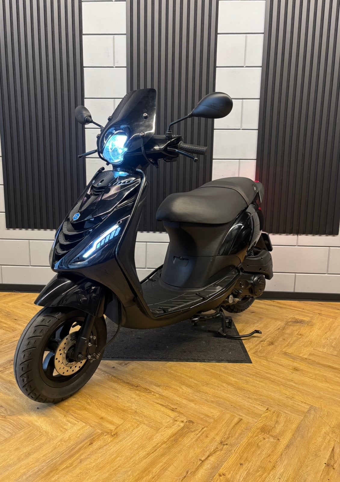 PIAGGIO ZIP 4T 3V BROM 2023 GLANS ZWART FULL OPTION, Maximaal 45 km/u, Zip, Ophalen of Verzenden, Zo goed als nieuw
