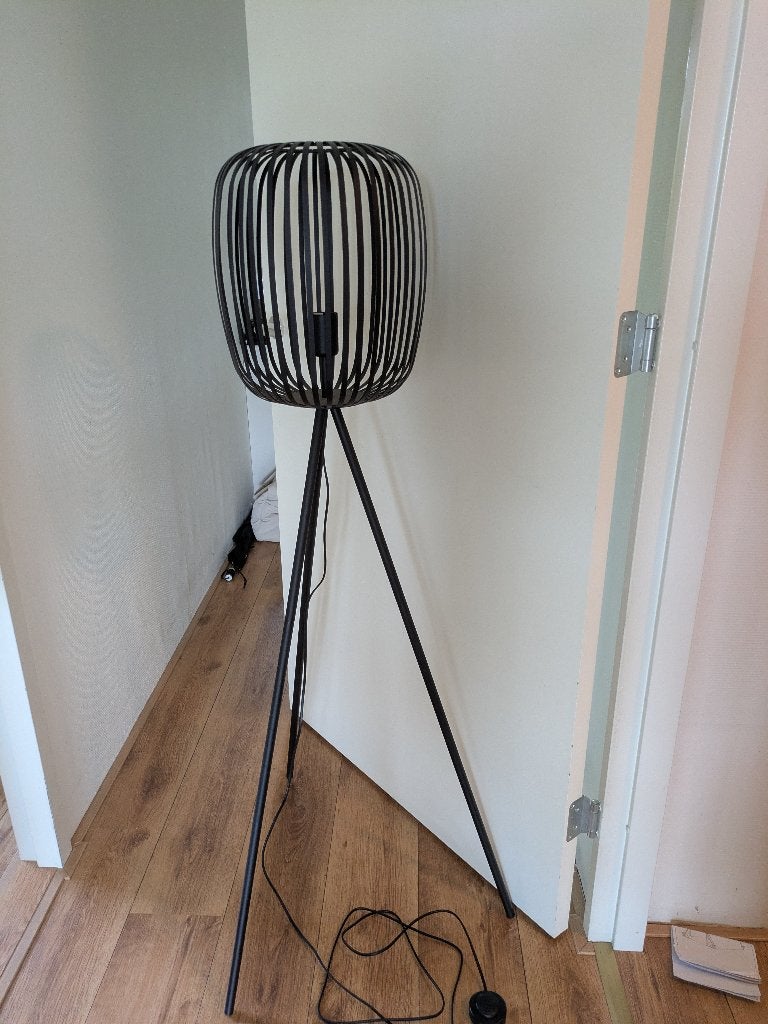 EGLO vloerlamp zwart metaal, Huis en Inrichting, Lampen | Vloerlampen, Ophalen, Zo goed als nieuw, Metaal, 100 tot 150 cm
