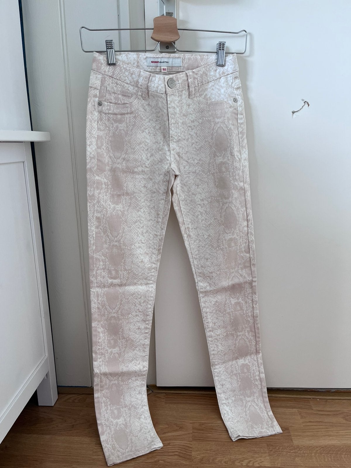 Geisha Snake Print Jeans Licht Roze/Grijs Maat 164/XS-34, Ophalen of Verzenden, Nieuw, Overige kleuren, W27 (confectie 34) of kleiner