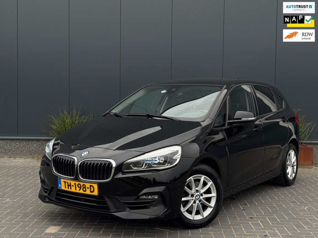 BMW 2-serie Active Tourer 218i Corporate Lease Executive NAV, Auto's, BMW, Stof, Gebruikt, Met garantie (alle), Zwart