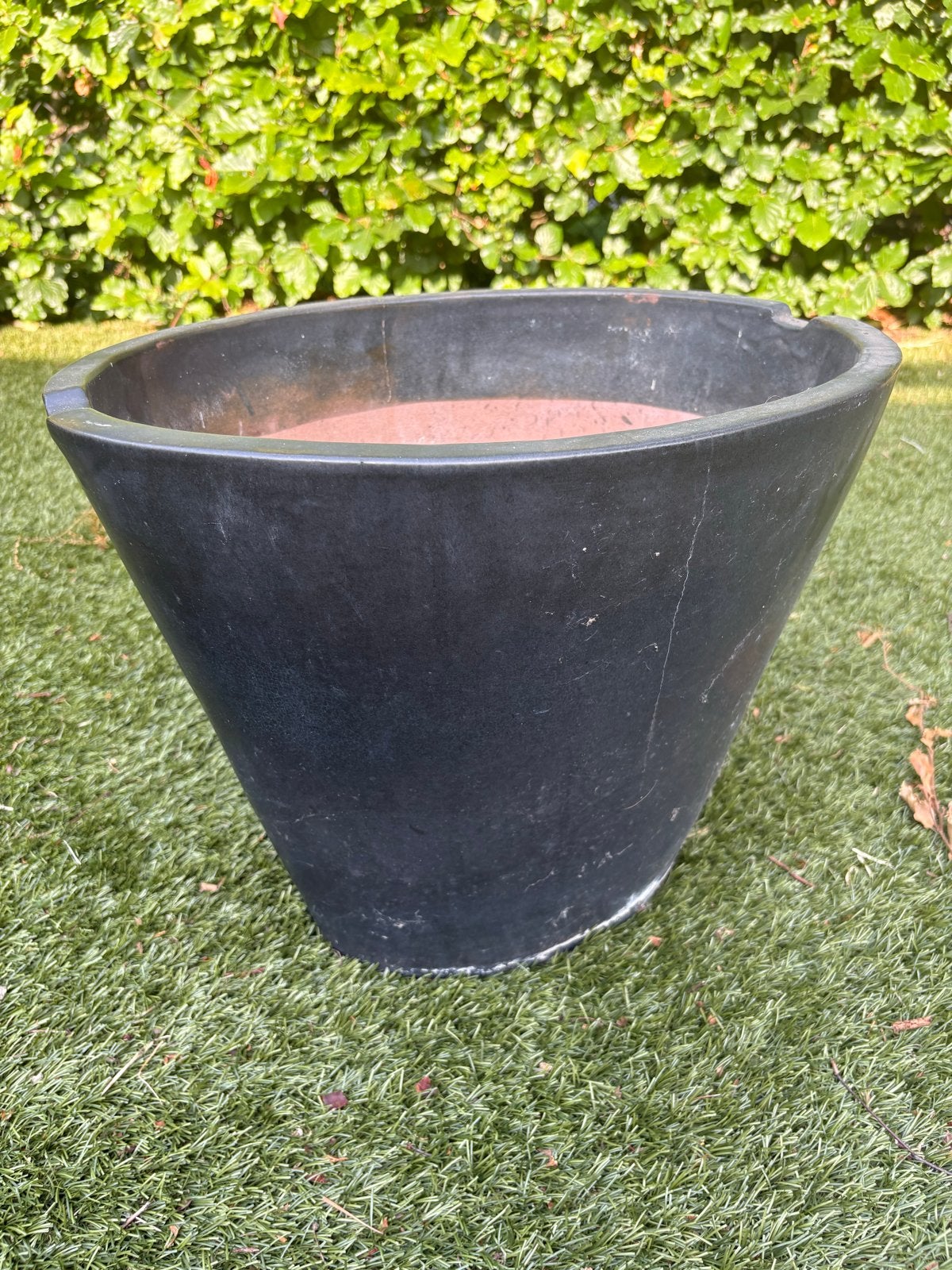 Stijlvolle donkergrijze bloempot voor binnen en buiten, Tuin en Terras, Overige materialen, Gebruikt, Binnen, Overige vormen