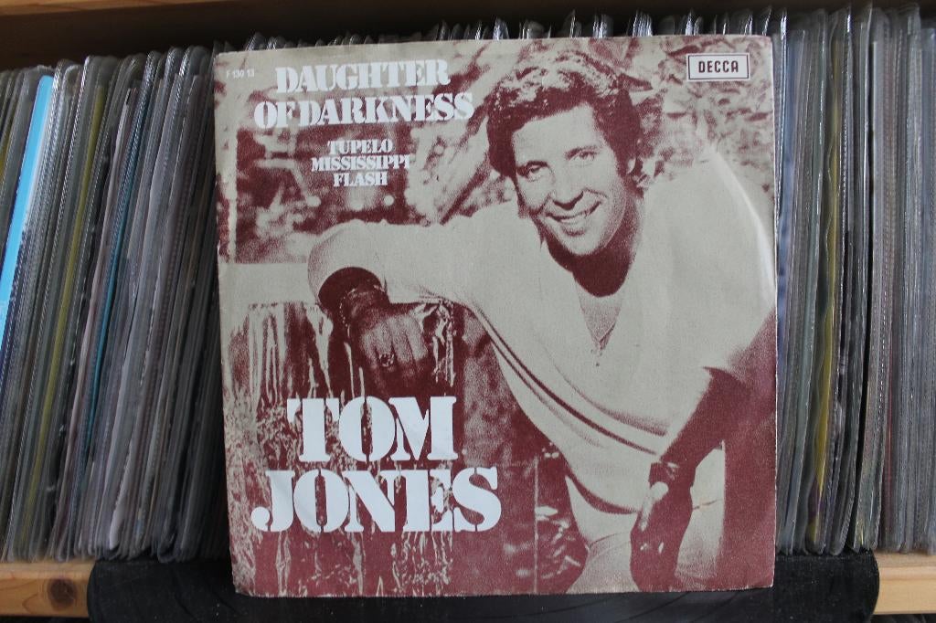7" Single Tom Jones - Daughter Of Darkness / Tupelo Mississi, Gebruikt, 7 inch, Single, Ophalen of Verzenden
