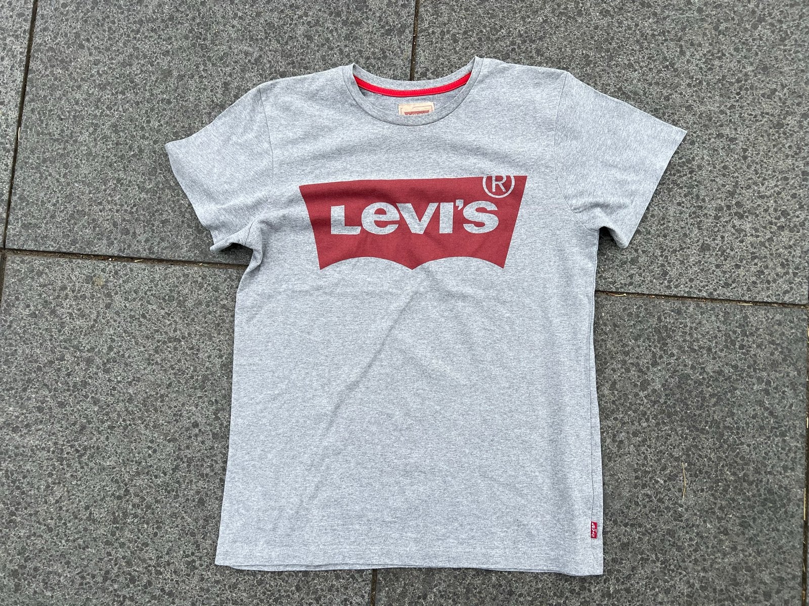 Levi's T-shirt grijs met rood logo - Maat 14A, Kinderen en Baby's, Ophalen of Verzenden, Jongen of Meisje, Shirt of Longsleeve