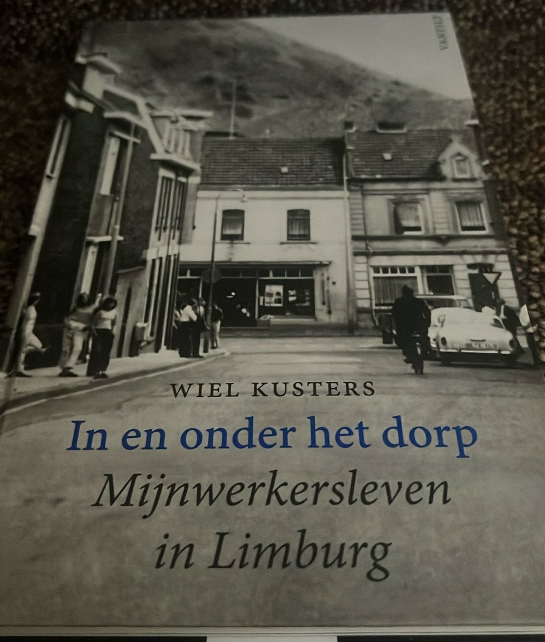 In en onder het dorp- Mijnwerkers leven in Limburg., Boeken, Ophalen of Verzenden, Nieuw