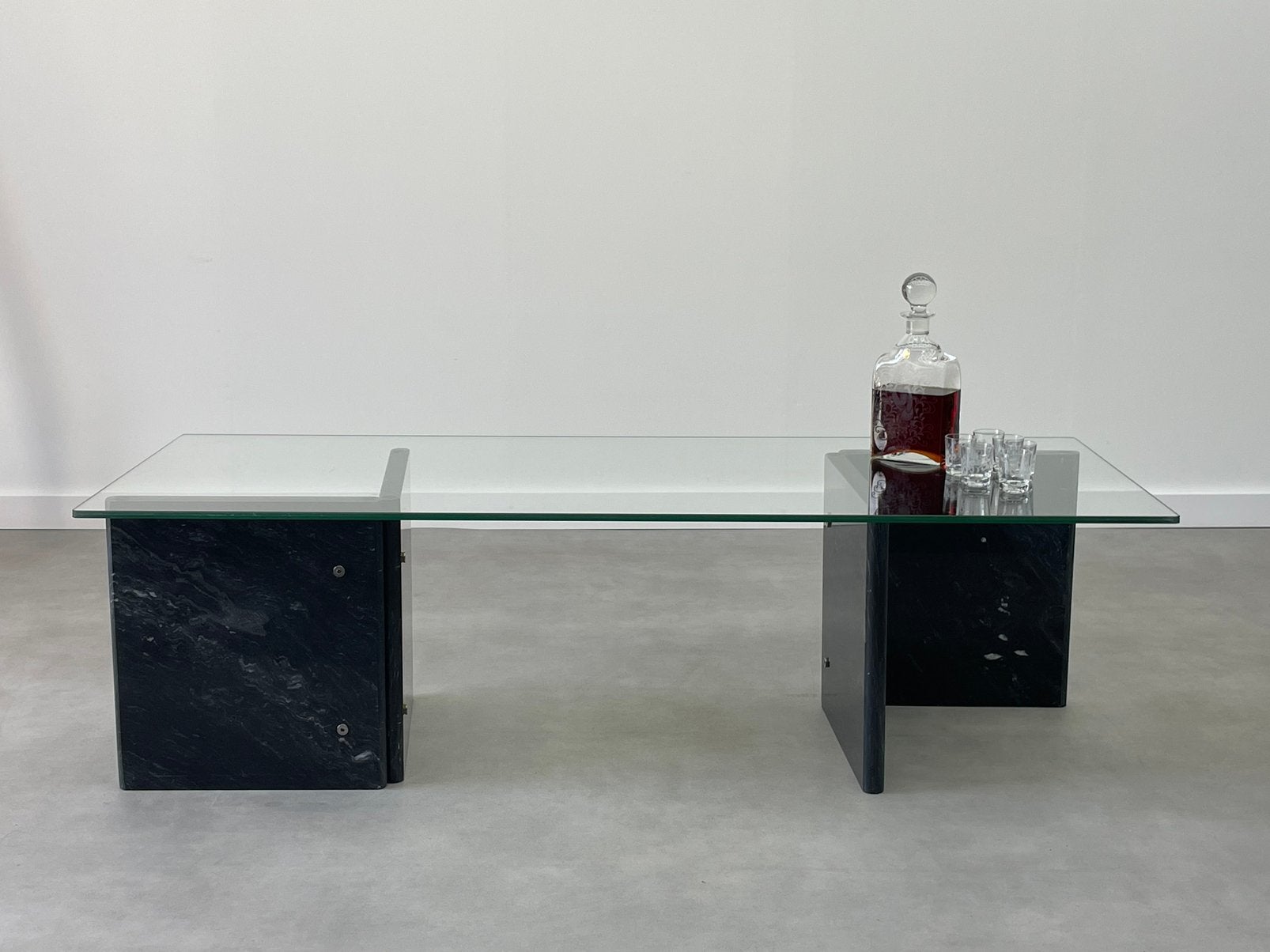 Sculpturale Italiaanse marmeren salontafel (jaren 70), Ophalen, 100 tot 150 cm, Zo goed als nieuw, Metaal