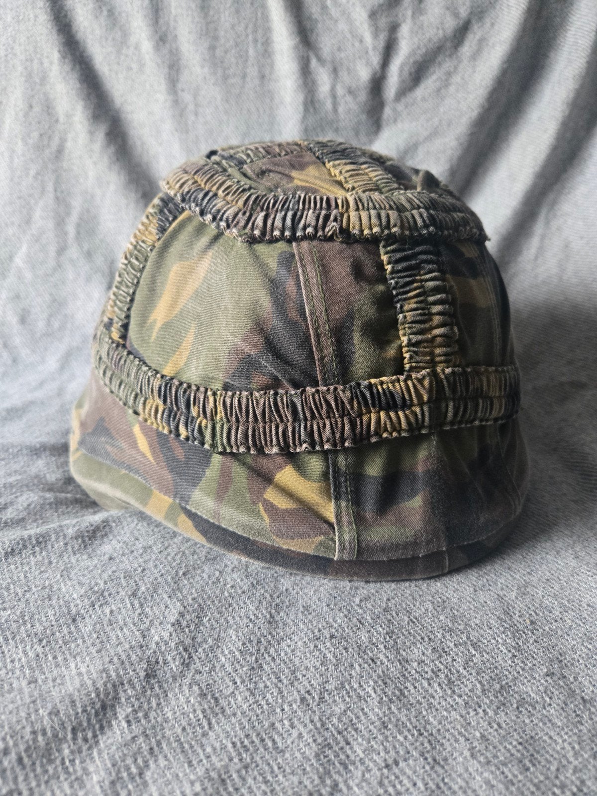 Originele KL kevlar M95 helm met woodland helm cover maat M, Ophalen of Verzenden, Landmacht, Nederland, Helm of Baret