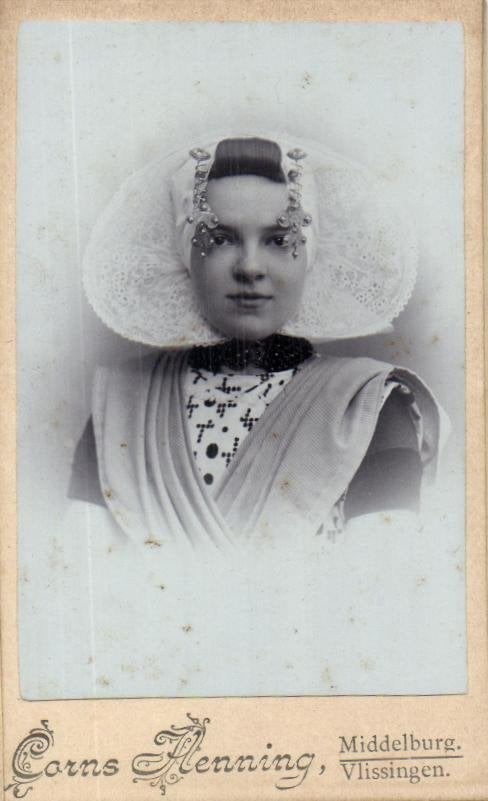 CDV- Pracht Zeeuwse dracht - C. Henning - Middelburg, Gebruikt, Foto, Klederdracht, Ophalen of Verzenden