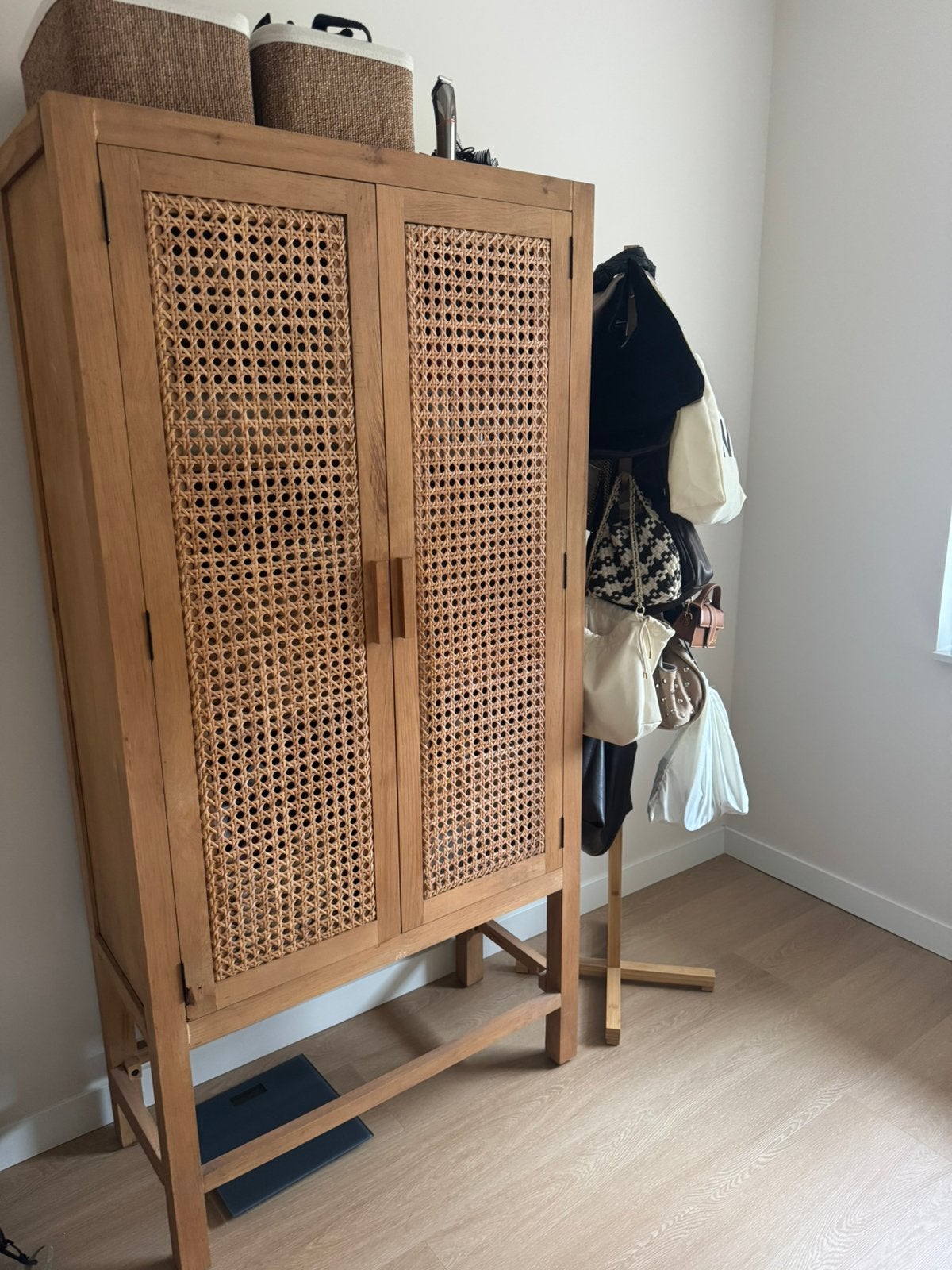 Eiken rotan kast met deuren, Ophalen, Zo goed als nieuw