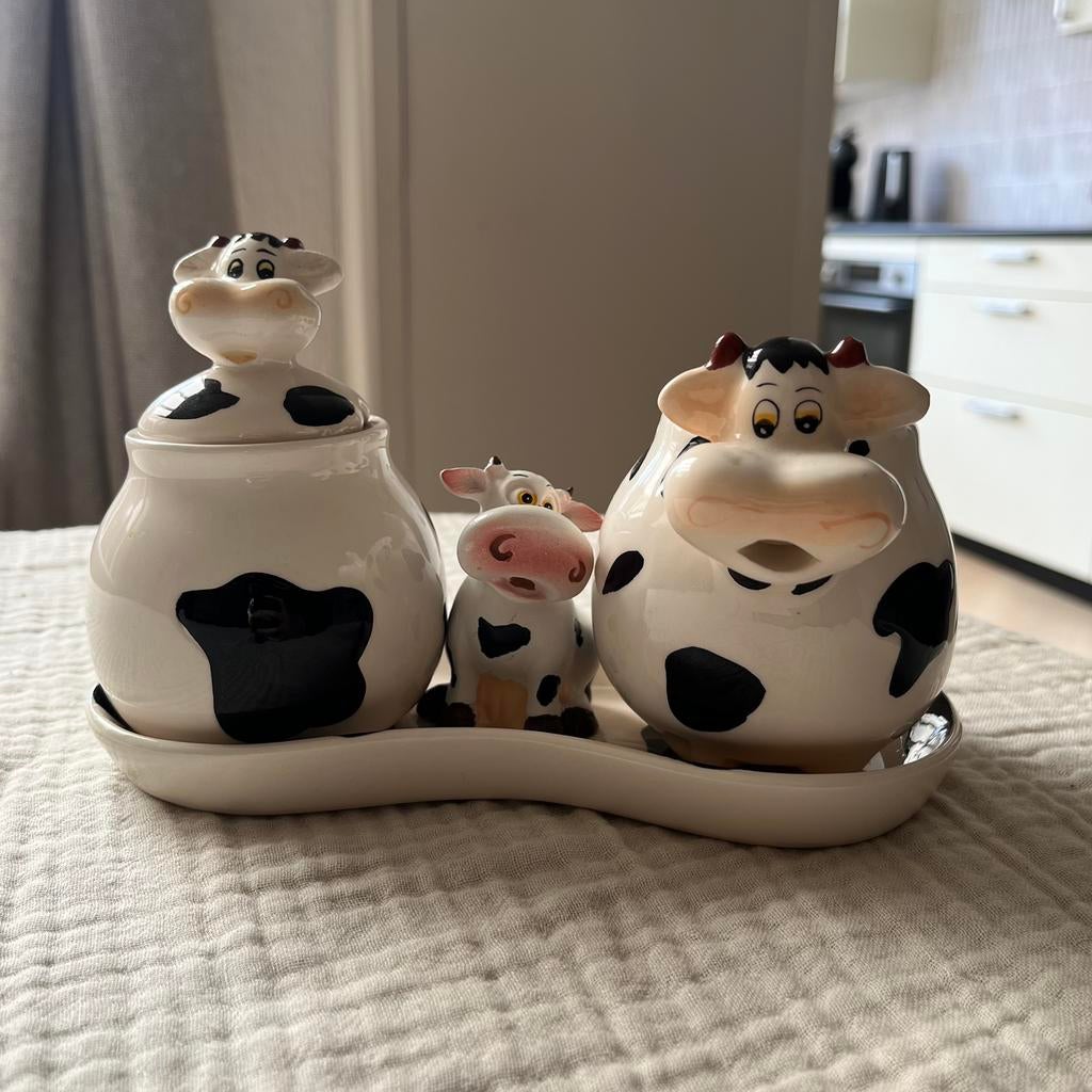 Koe servies set: melkkan, suikerpot, schaal en houder, Huis en Inrichting, Keuken | Servies, Ophalen of Verzenden, Zo goed als nieuw