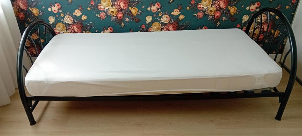 Eenpersoonsbed 200x90 cm met matras en lattenbodem, Ophalen, Gebruikt, 90 cm, Eenpersoons
