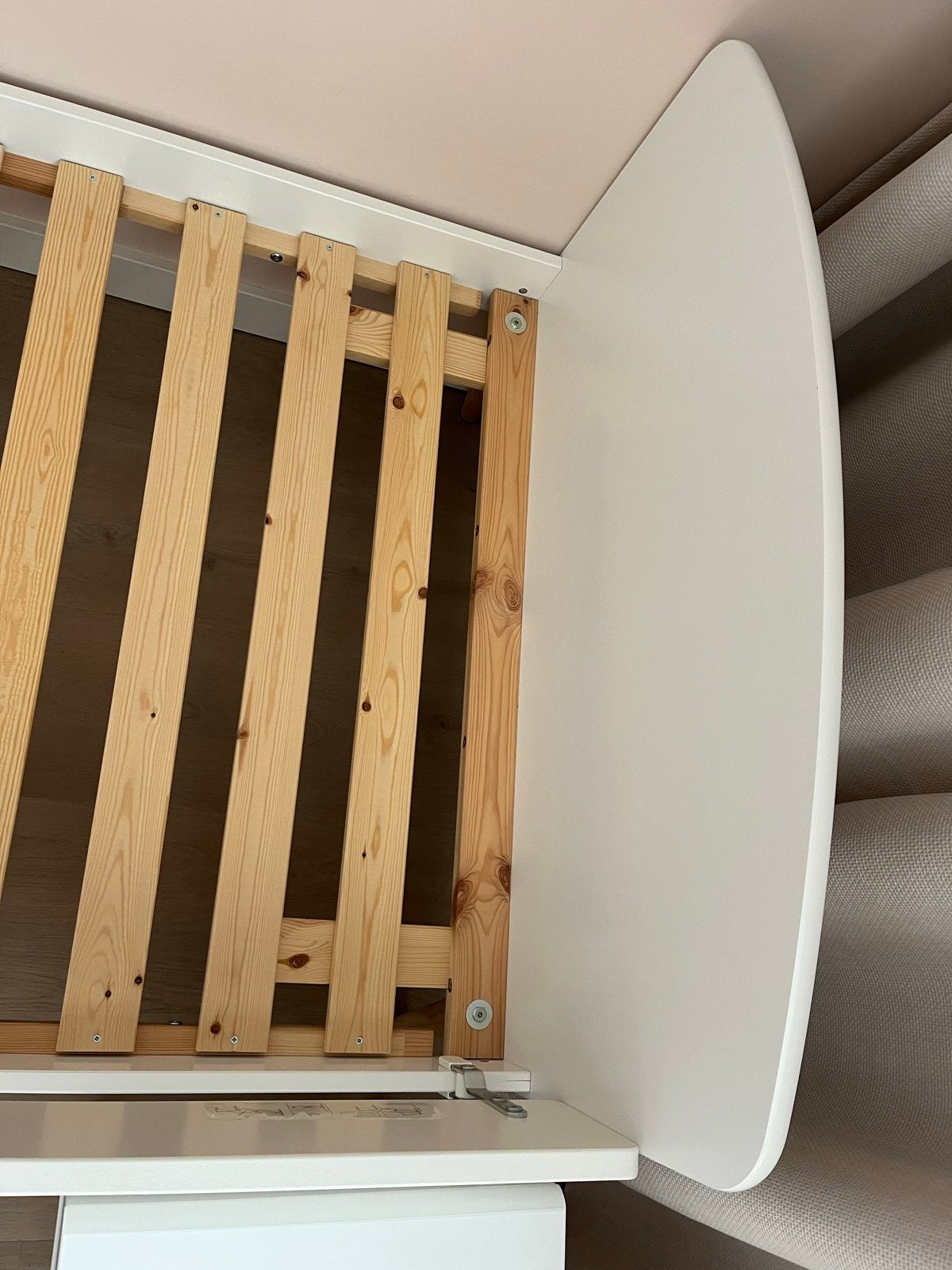 Wit eenpersoonsbed met nachtkastje, Ophalen, Gebruikt, 90 cm, Eenpersoons