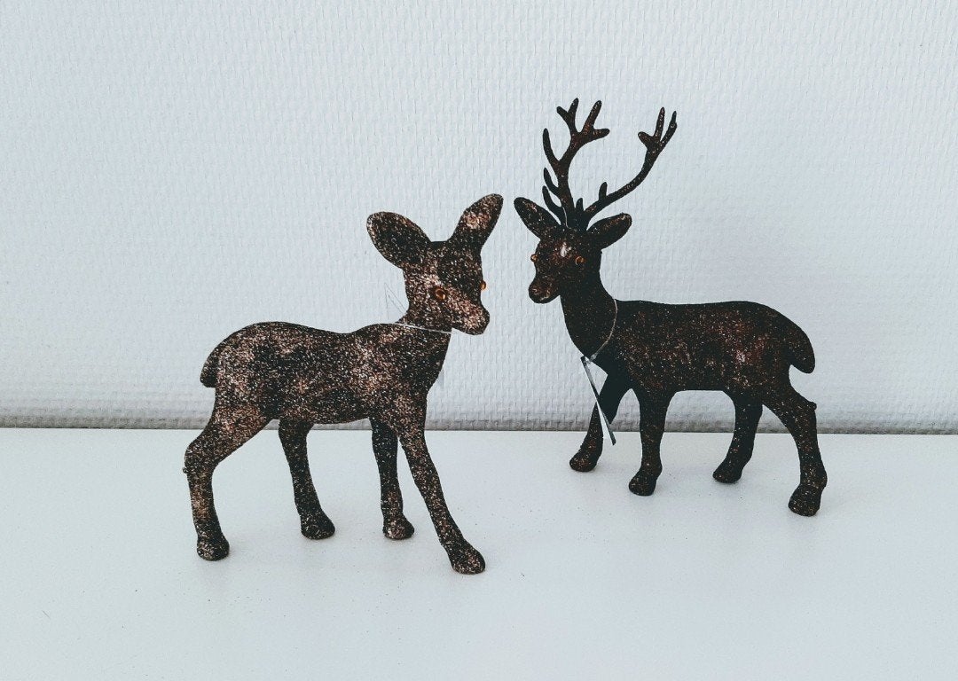 2 Kunststof Bruine glinsterende hertjes, Ophalen of Verzenden