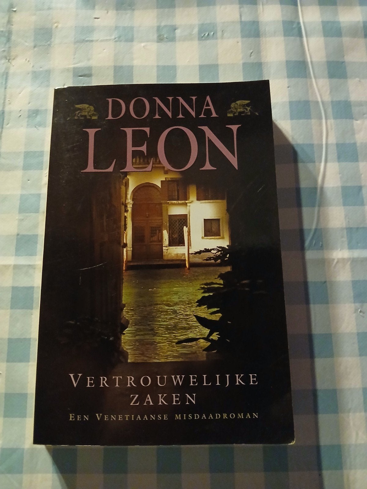Donna Leon - Vertrouwelijke Zaken (Venetiaanse misdaad), Ophalen of Verzenden, Gelezen, Donna Leon