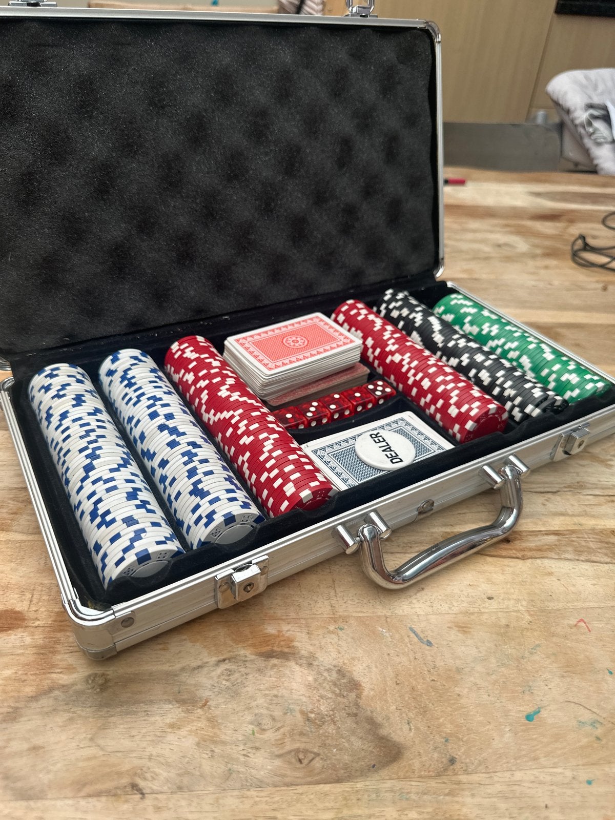 Pokerset met 200 fiches, kaarten en dobbelstenen in koffer, Een of twee spelers, Ophalen of Verzenden, Gebruikt