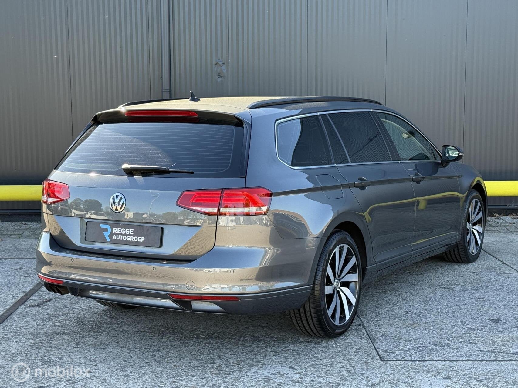 Volkswagen Passat Variant 1.8 TSI Highline AUTOMAAT|TREKHAAK, Gebruikt, 4 cilinders, 179 pk, Adaptive Cruise Control