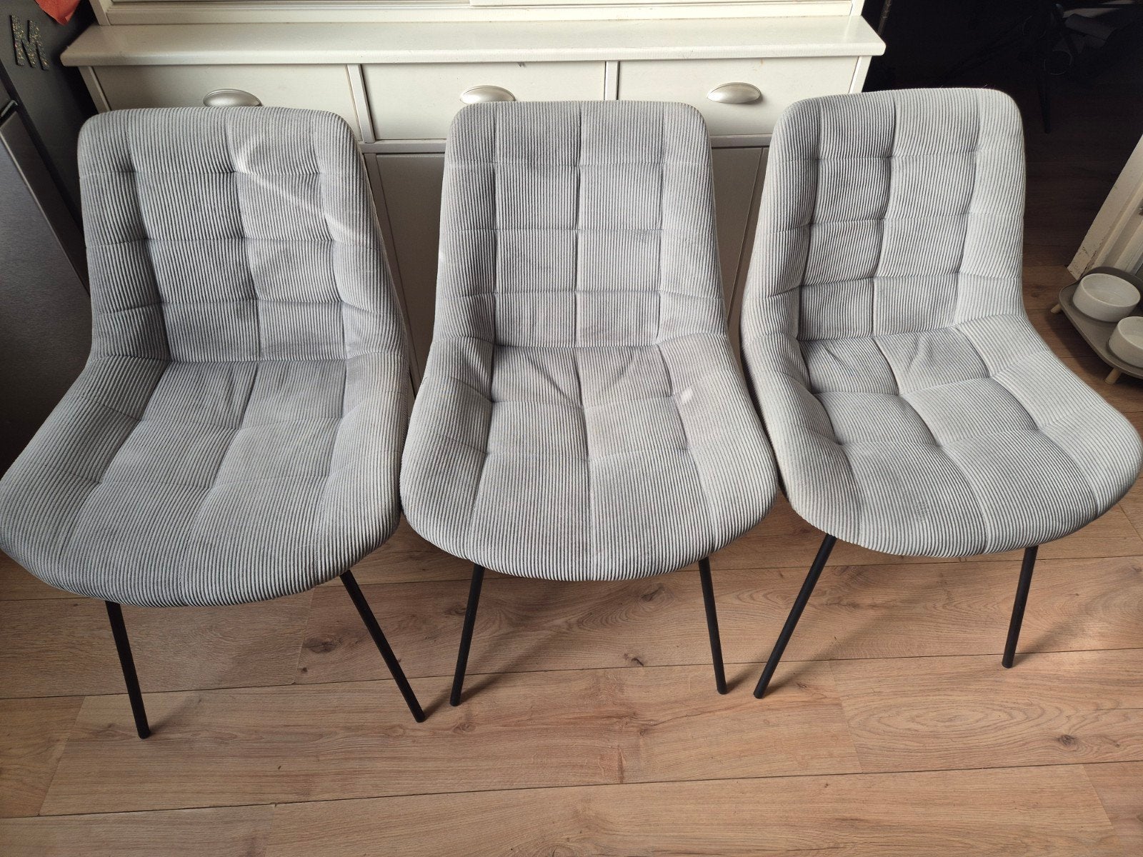 Set van 4 grijs taupe ribfluweel velvet eetkamerstoelen zgan, Gebruikt, Drie, Modern, Ribfluweel, Ophalen of Verzenden