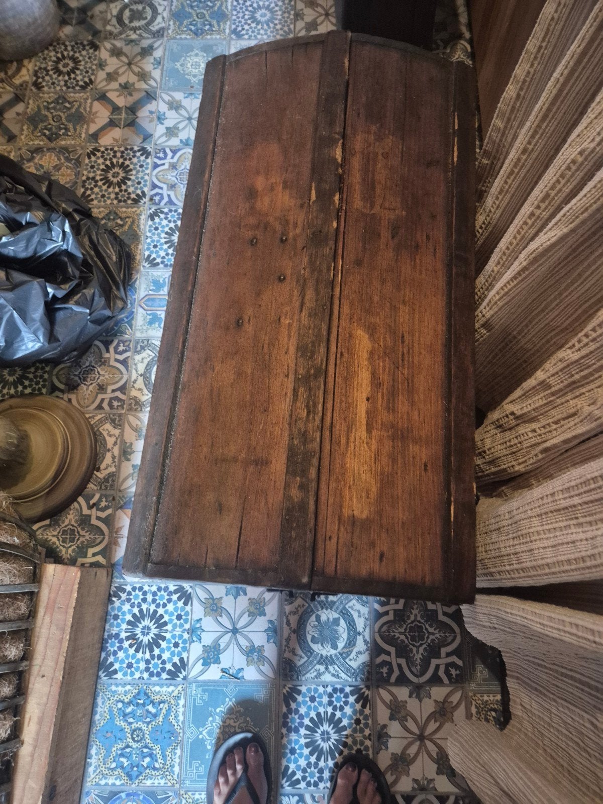 Antieke houten kist met metalen beslag - 44x80x44 cm, Ophalen