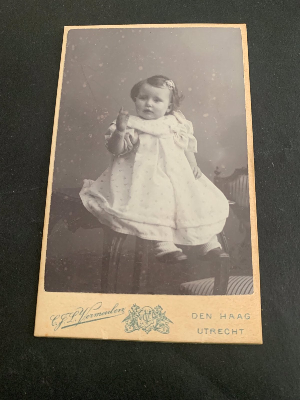 cdv carte de visite meisje wit jurkje Vermeulen Den Haag, Verzenden, Foto, Zo goed als nieuw, Voor 1940