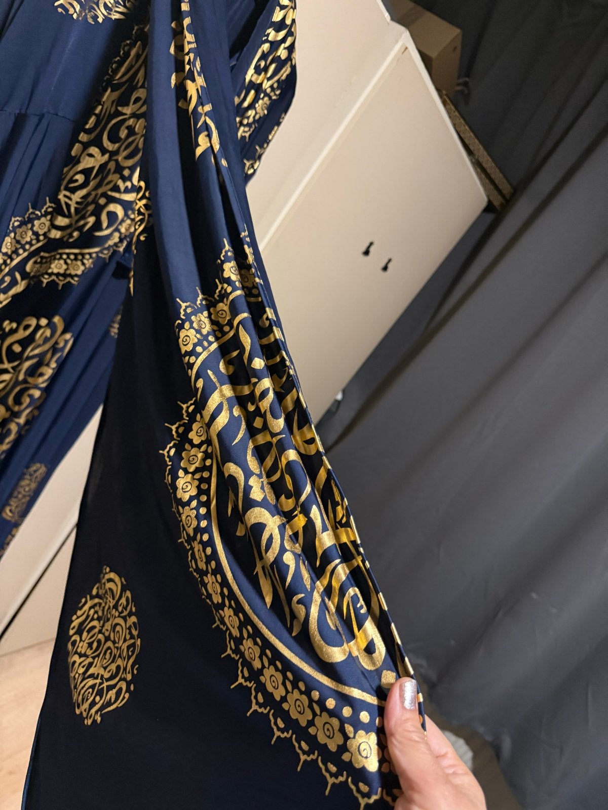 Prachtige donkerblauwe abaya met gouden details, Kleding | Dames, Jurken, Zo goed als nieuw, Maat 38/40 (M), Blauw, Onder de knie