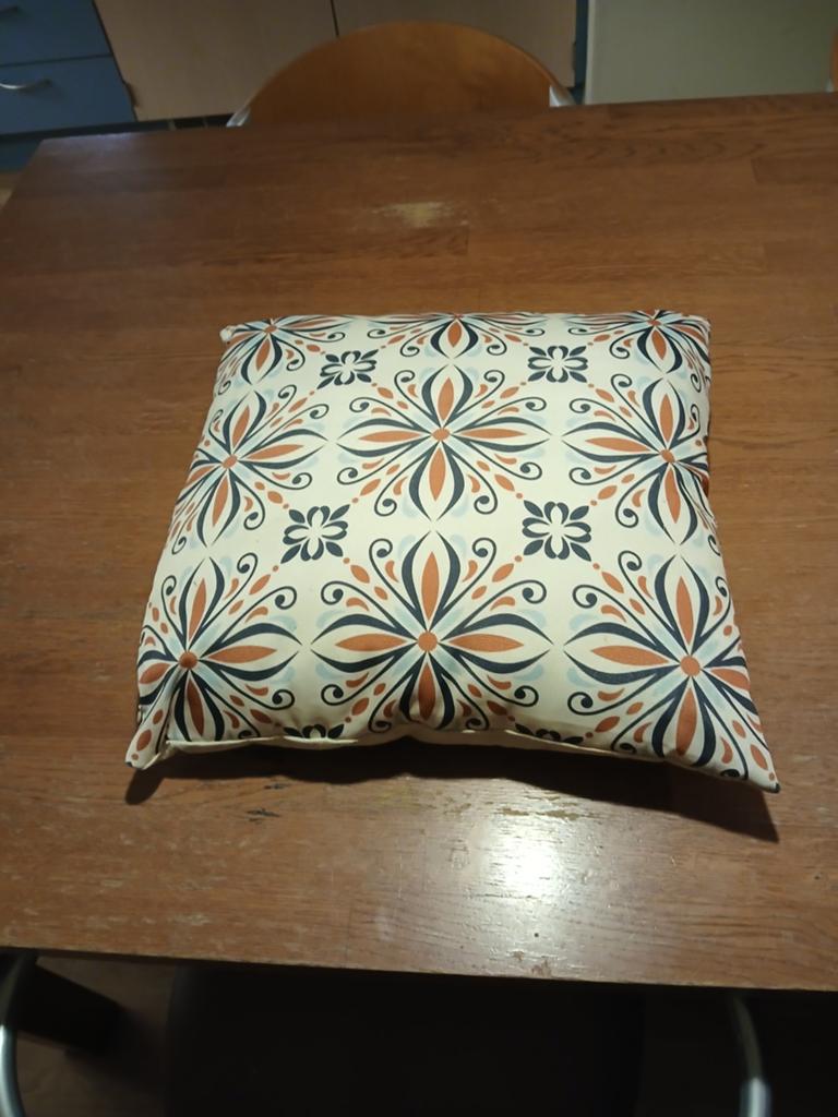 Kussen met patronen., Ophalen, Nieuw, Wit, Vierkant