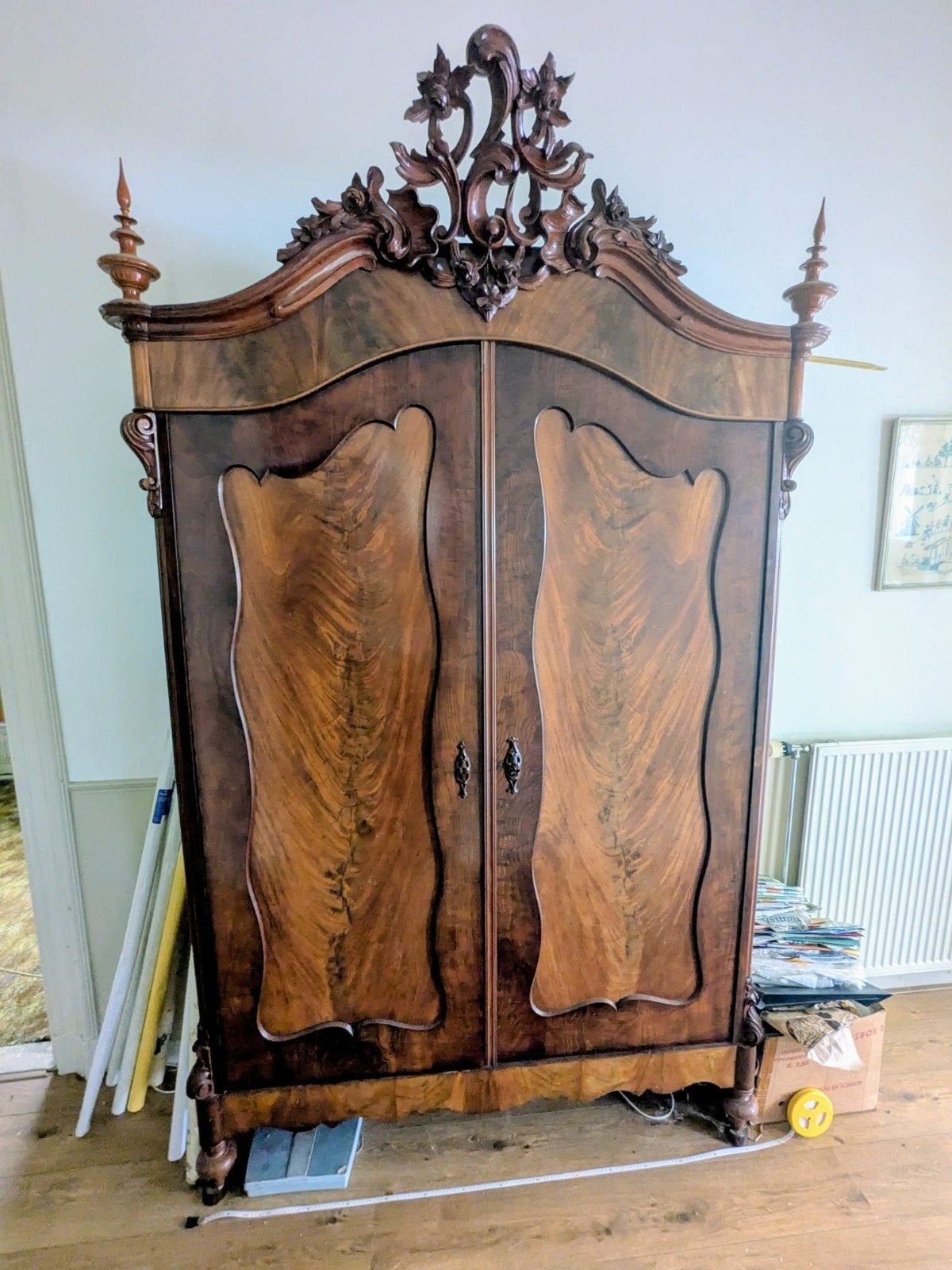 Antieke kledingkast met sierlijk houtsnijwerk, meidenkast, Antiek en Kunst, Ophalen