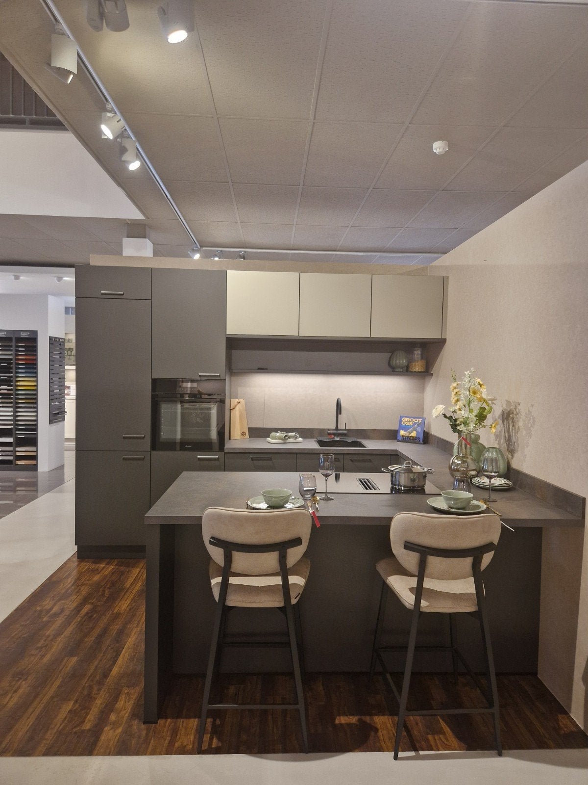 Moderne keuken met inductie, vaatwasser en combi-oven, Ophalen, U-keuken, Overige kleuren, Nieuw