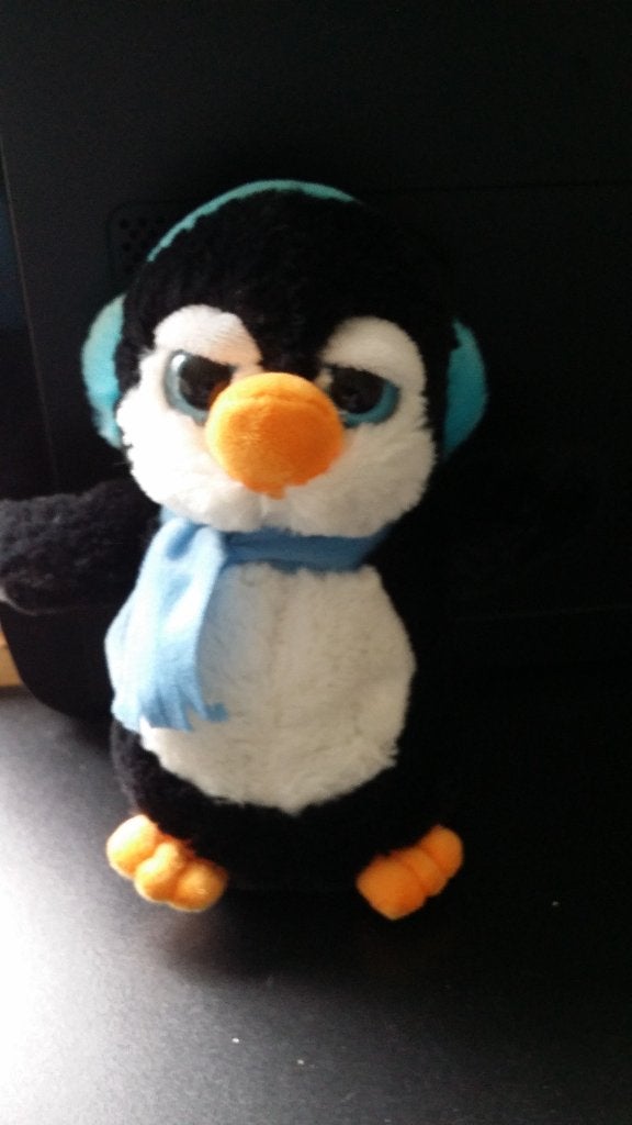 Pinguïn Nicky toy met koptelefoon op zijn hoofd zwart blauw, Pinguïn, Nieuw, Ophalen of Verzenden, Middelgroot (20 tot 80 cm)