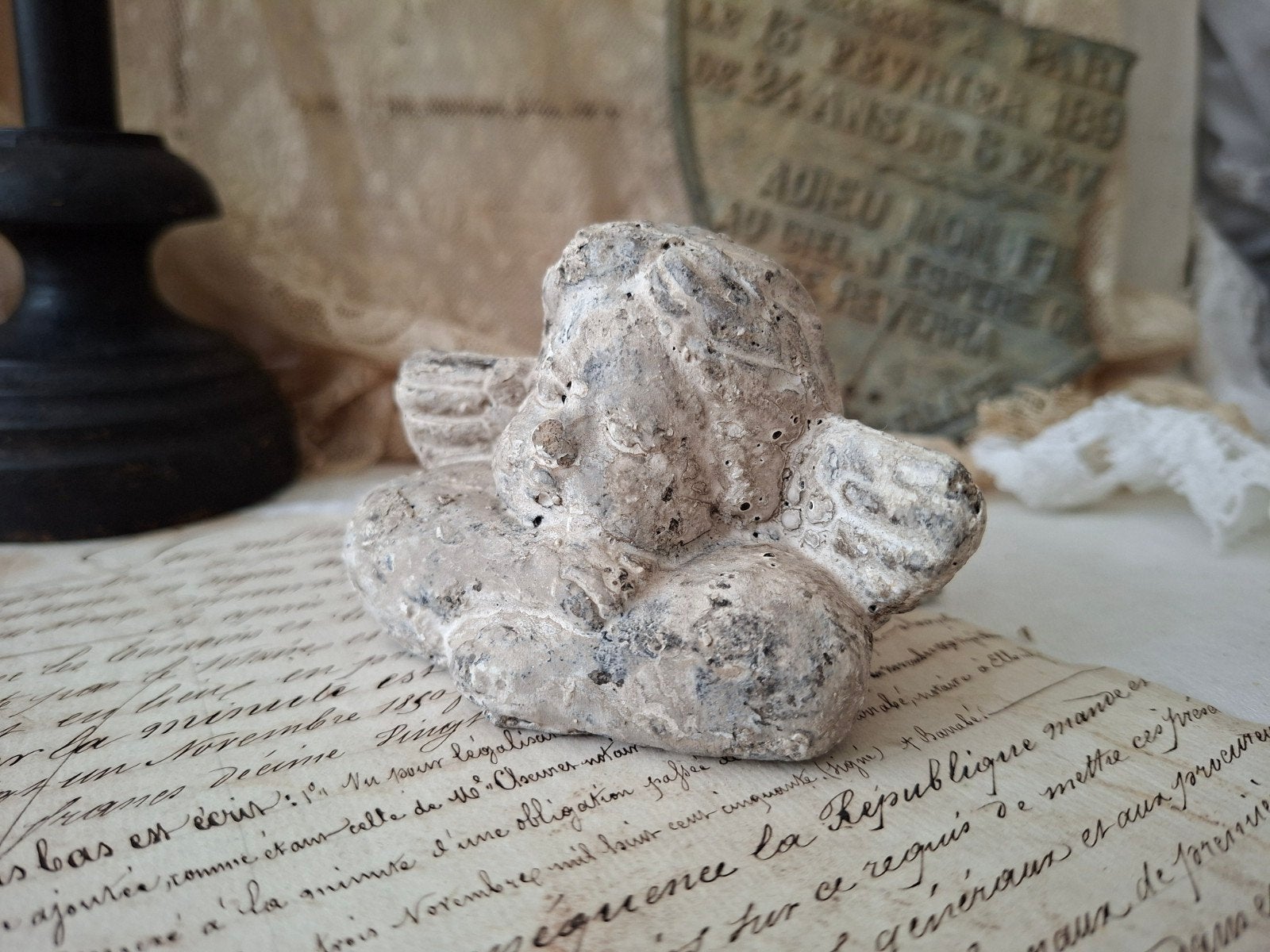 Oud stenen beeldje van engel met vleugels ' PiFrance', Antiek en Kunst, Ophalen of Verzenden