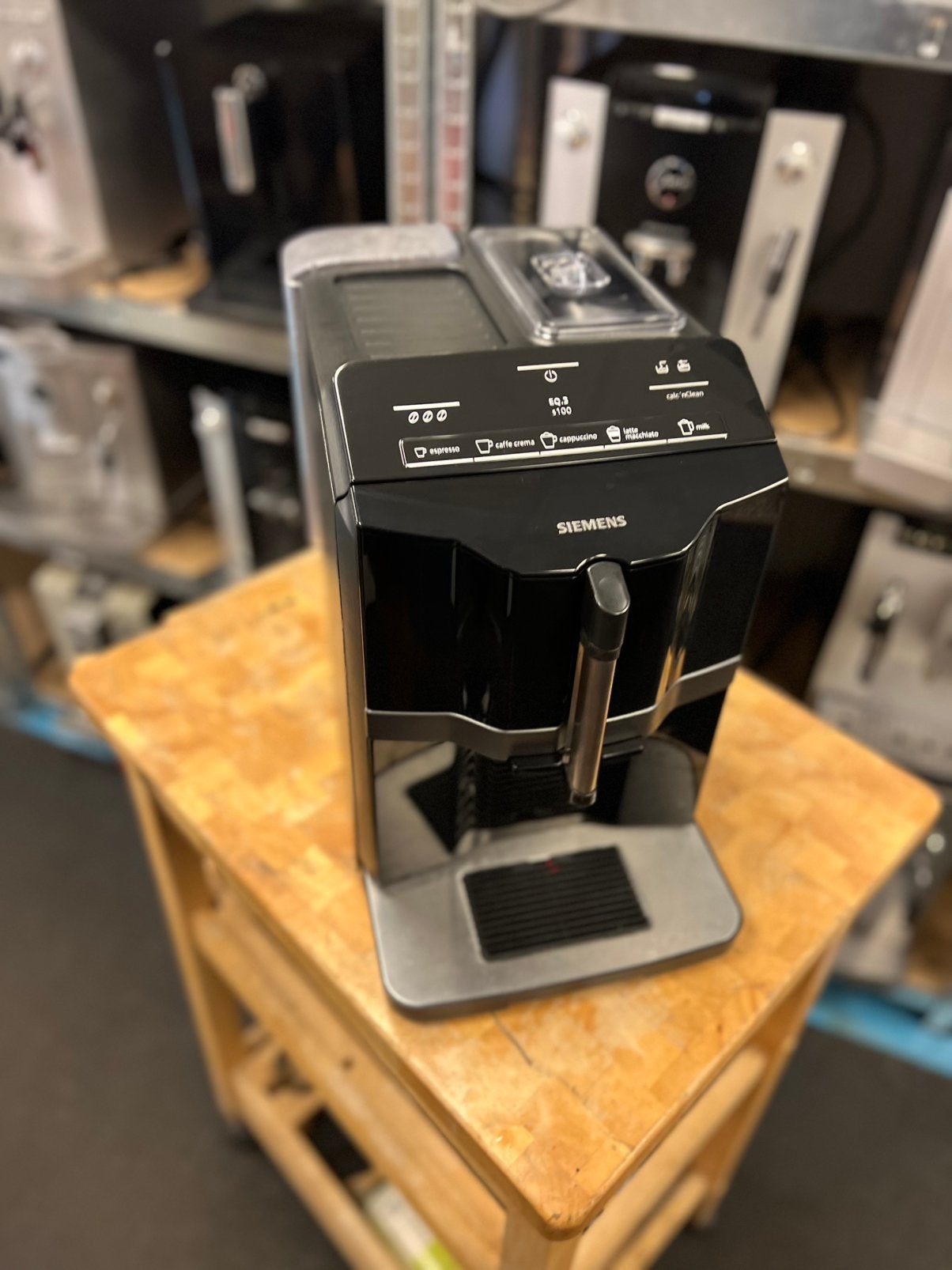 Siemens EQ300 S 100, Witgoed en Apparatuur, Koffiezetapparaten, Stoompijpje, Siemens AG, 10 kopjes of meer, Koffiemachine
