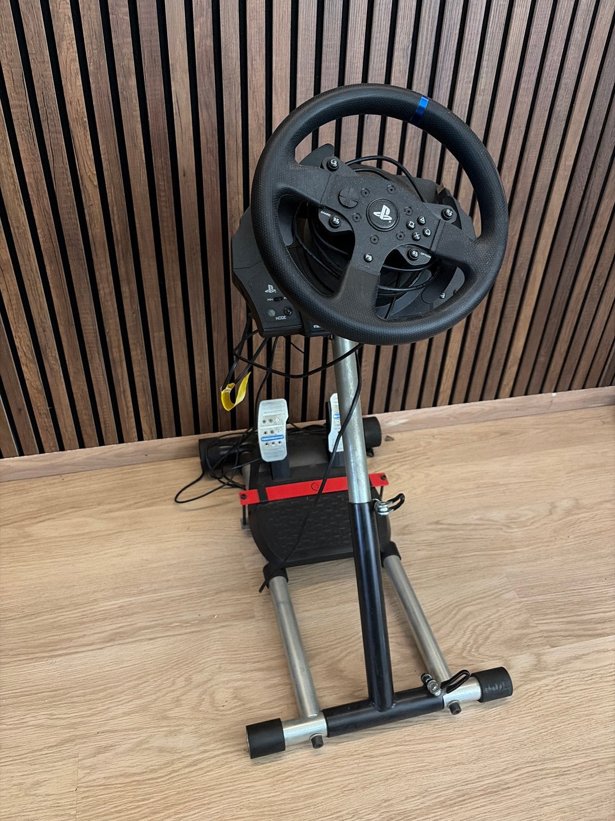 Thrustmaster T150 racestuur met pedalen en Wheel Stand Pro, Ophalen, Racestuur, Gebruikt, Force feedback