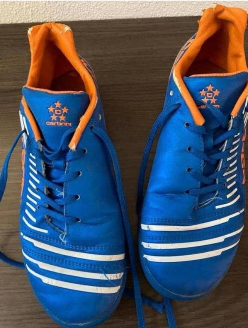 Blauwe Carbrini voetbalschoenen, Sport en Fitness, Voetbal, Zo goed als nieuw, Schoenen, Maat XS of kleiner, Ophalen