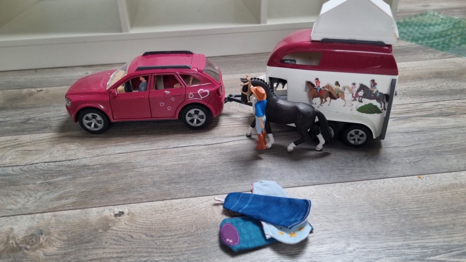 Schleich auto met paardentrailer en accessoires 42535, Ophalen, Zo goed als nieuw