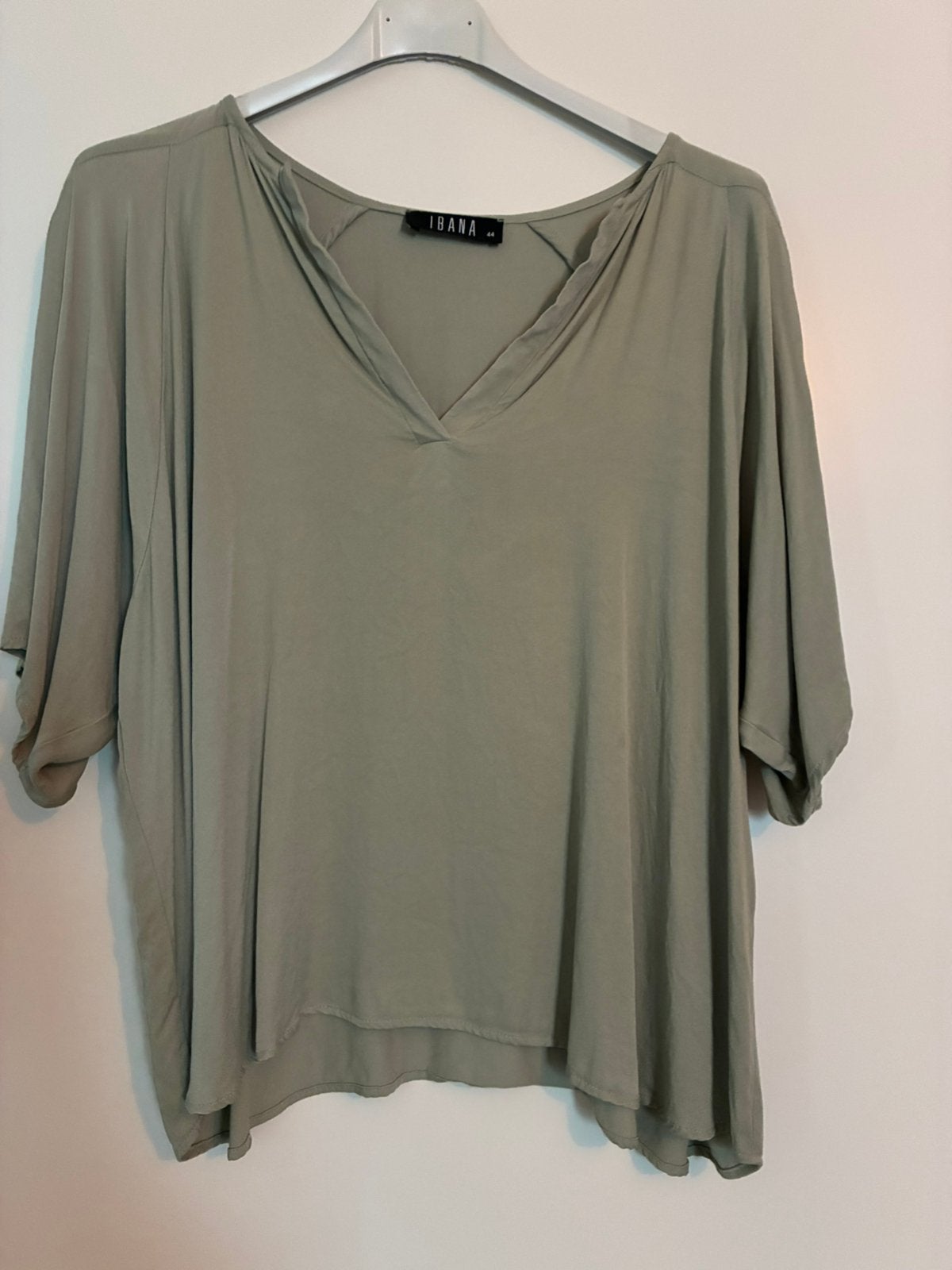 Mooi satijnachtig shirt van Ibana mt 42 / 44, Maat 42/44 (L), Ophalen of Verzenden, Zo goed als nieuw, Korte mouw