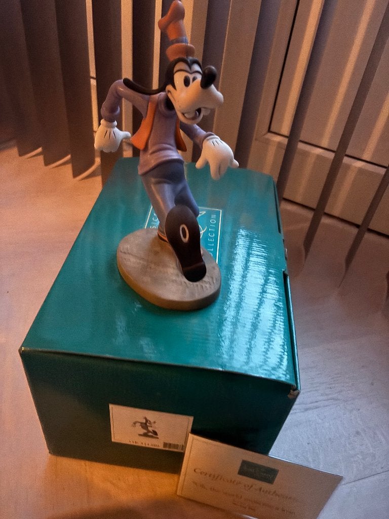 WDCC: Goofy “Oh, the world owes me a login”, Verzamelen, Ophalen of Verzenden, Goofy of Pluto, Zo goed als nieuw, Beeldje of Figuurtje