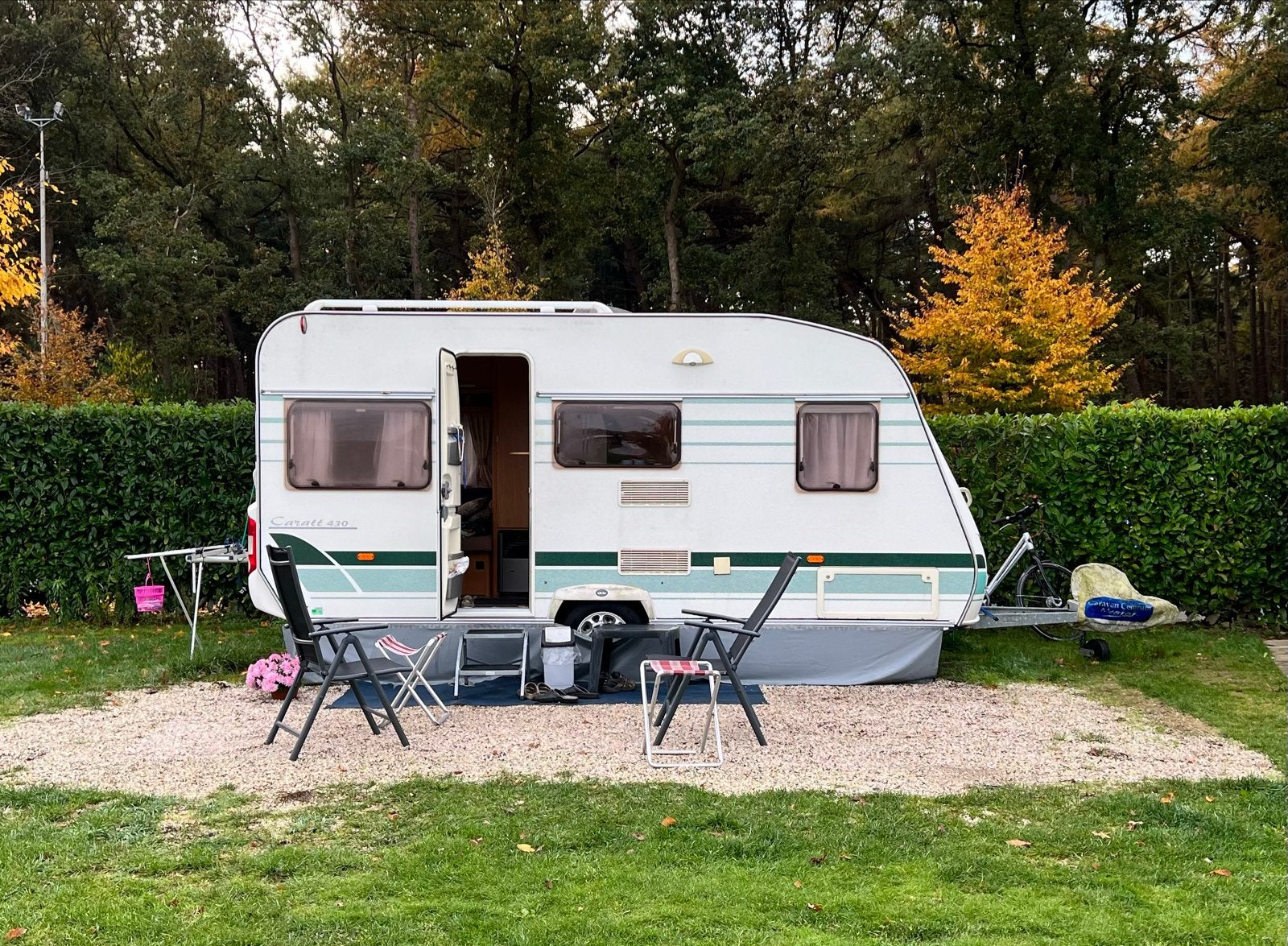 Chateau 430 (type 446C) uit 2006 met voortent, luifel en mov, Caravans en Kamperen, Chateau, Treinzit, Particulier, 4 tot 5 meter