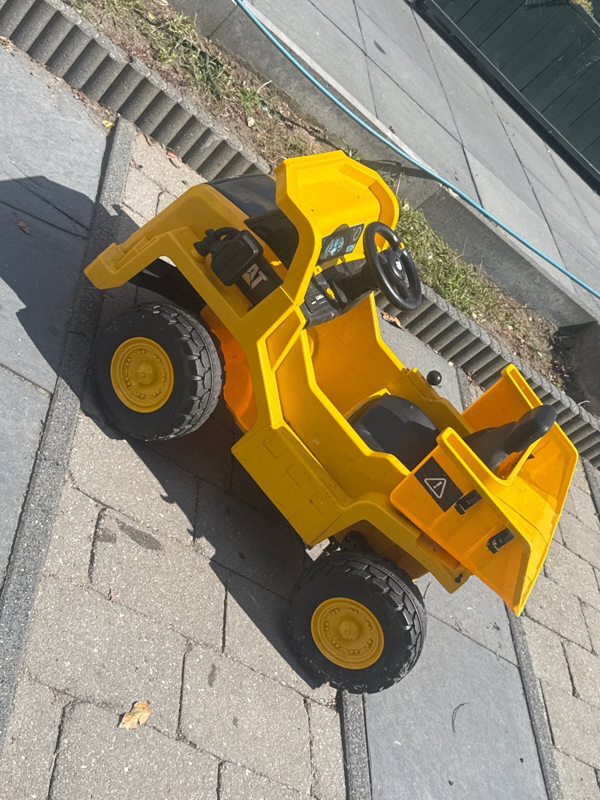Grote elektrische kinderauto - werkt niet (accu nodig), Ophalen, Gebruikt, Overige typen