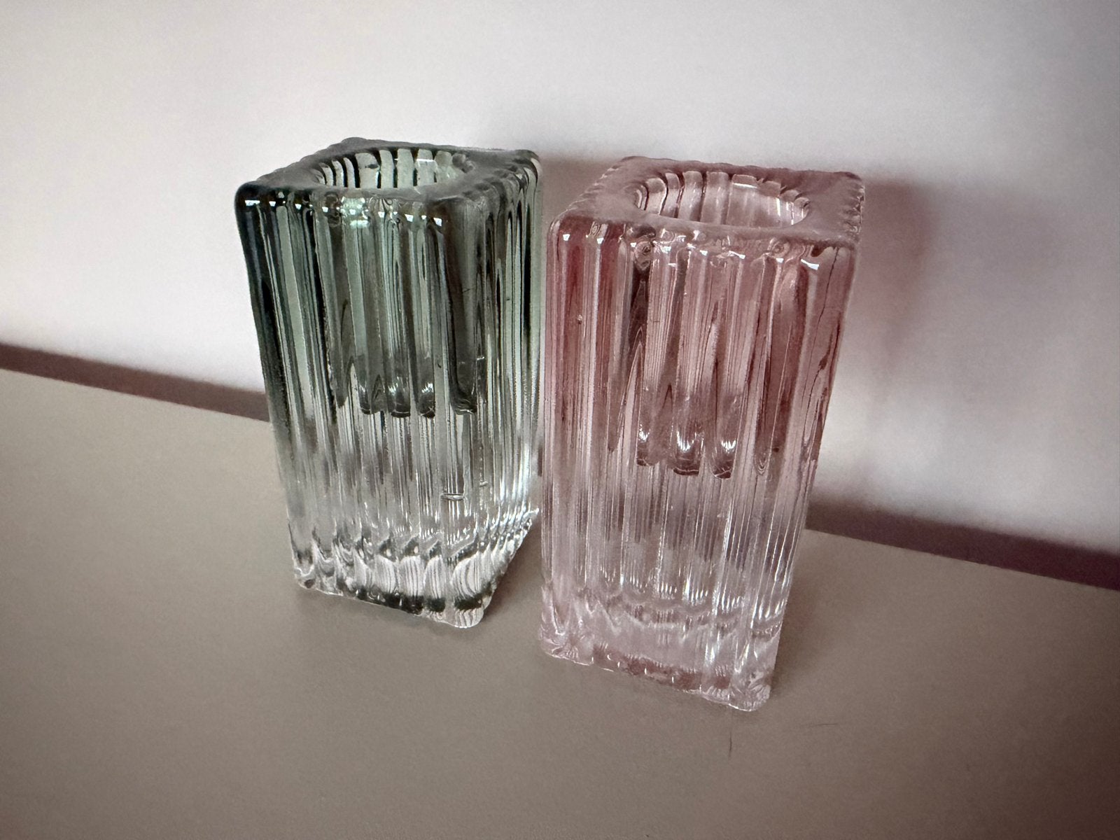 Set van 2 glazen kandelaars - Groen en Roze, Gebruikt, Ophalen of Verzenden, Glas, Kandelaar